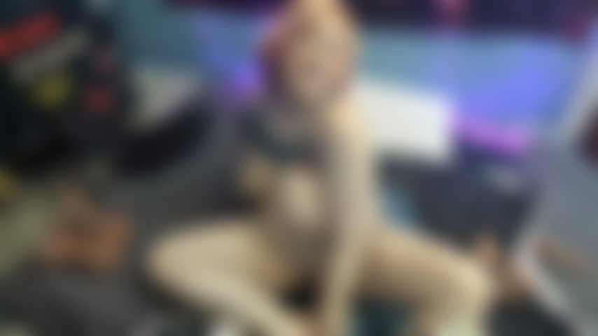 Una bionda prosperosa che incoraggia/squirta.