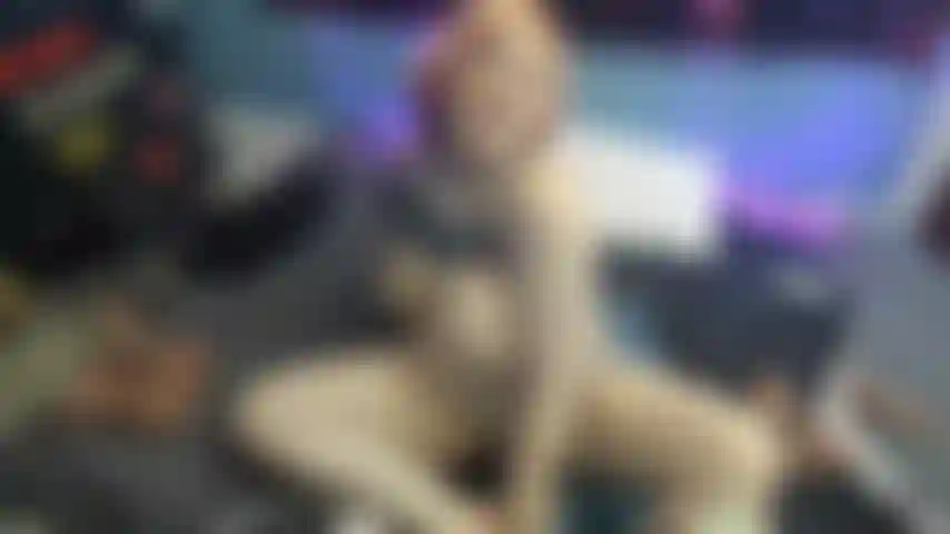 Una bionda prosperosa che incoraggia/squirta.