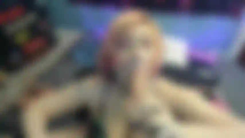 Che soffoca, sputa, sbava sulle tette, fa un pompino profondo e si fa venire la testa fradicia.