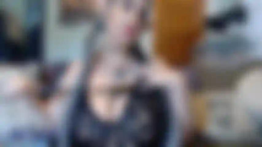 Elfica che schiaffeggia le tette.