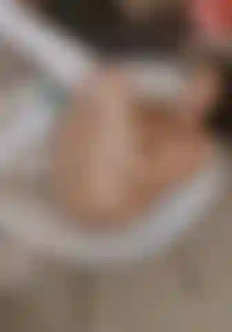 Che fa l'amore presto e manda il suo cornuto.