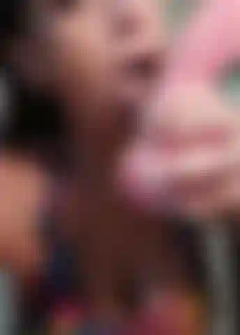 Che lecca un grosso dildo.