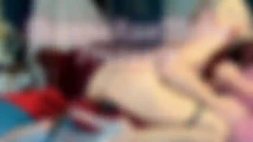 ShanonRaeCliche gioca con te e con un dildo dopo l'altro. Parla sporcamente mentre il suo culo rimbalza verso la telecamera, goditi bene quello che fa per venire.