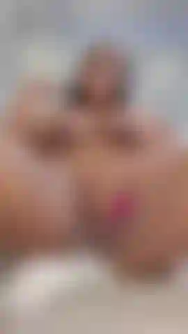 Gioco con la figa, plug anale.