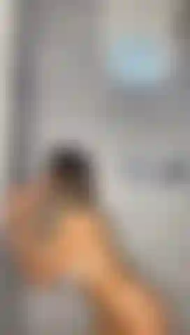 Ti succhio sotto la doccia.