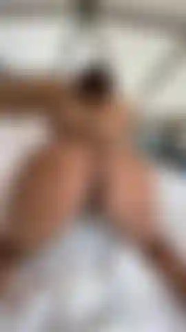 I love having good company in my bed. I'd love to be with you and enjoy this beautiful view. We'd have a wonderful time, my love.