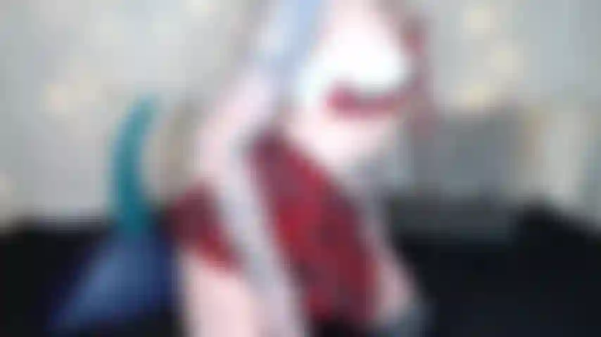 La scolaretta usa un giocattolo fantasy nel culo.