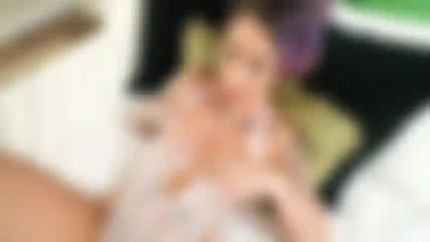 Mio marito se n'è andato e mi ha lasciato arrapato. Sua sorella si è fermata per caso perché avevano dei programmi. Mi ha preso.. Sto giocando con me stessa e ha deciso di unirsi e aiutare. Mi scopo la sorella di mio marito.