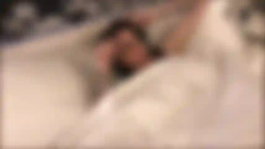 La calda migliore amica di tua figlia resta la notte. Non puoi fare a meno di intrufolarti lì. Quando capisce cosa sta succedendo confessa che ha sempre pensato che tu fossi sexy. Shh stai zitta!