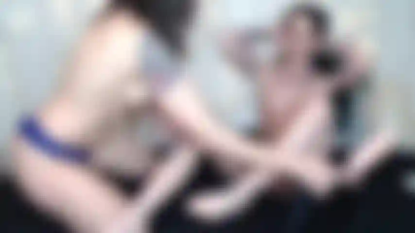 Un altro caldo spettacolo d'oro lesbico!! Mangia figa/culo. Cumming!!! Strapon! Anale!!