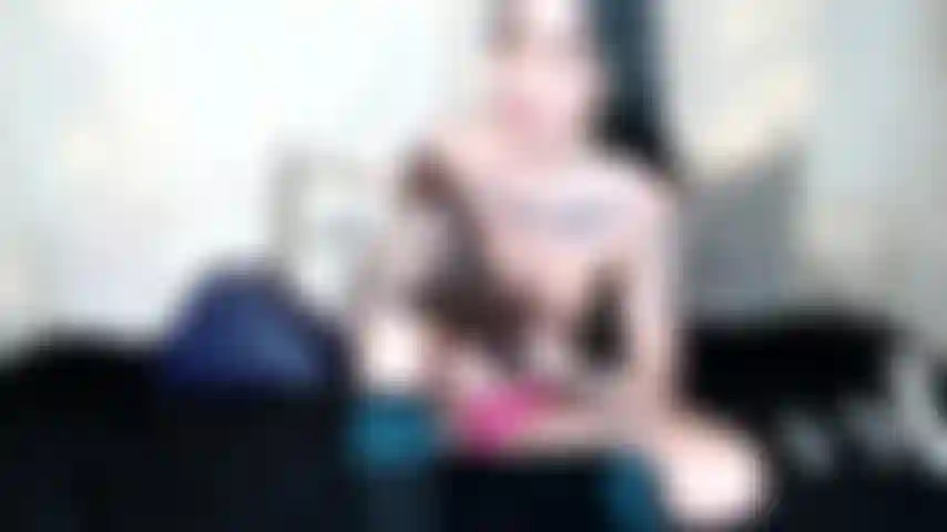 Un altro giocattolo gigante che uso per il mio culo! Questa è ancora più grande dell'altra.. Posso farlo? Hehe.