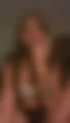 Che si tocca la figa stretta.