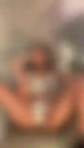 Mi scopo la figa nella posizione del missionario.