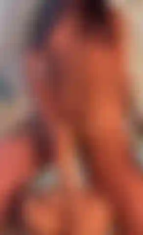 Il mio cazzo è così grosso che non riesce a entrare nella mia stretta fica.