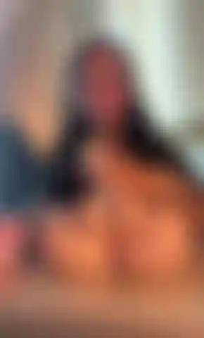 Una ragazza carina che succhia un enorme dildo.