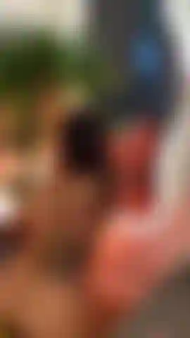 Faccio un pompino allo specchio.