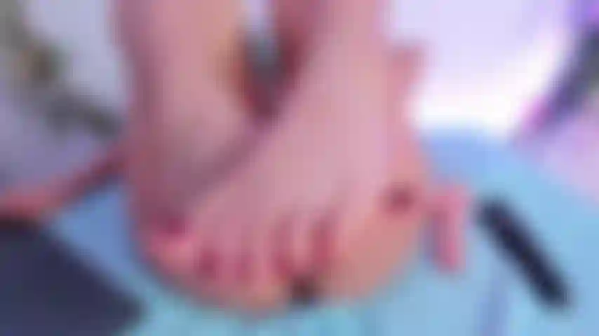 Mi sditalino la figa e mostro i piedi.