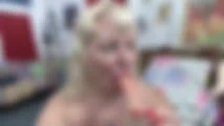 Punto di vista di me che succhio un giocattolo bianco, gemo e parlo sporco, in piedi mentre mostro il mio grande culo con delle décolleté verdi e delle calze autoreggenti color cuoio.