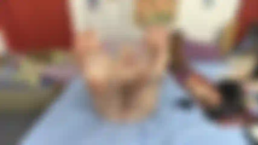 Piante dei piedi, dita dei piedi e figa con smalto grigio per unghie dei piedi.