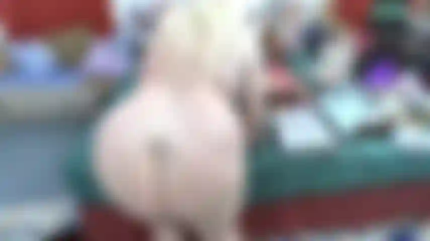 Una cowgirl al contrario, giocattolo nella figa, con gemiti e piante dei piedi.