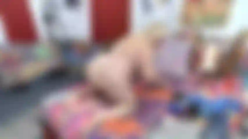 Nuda_vista_di_lato_con_tette,_culo_e_piante_di_piedi.