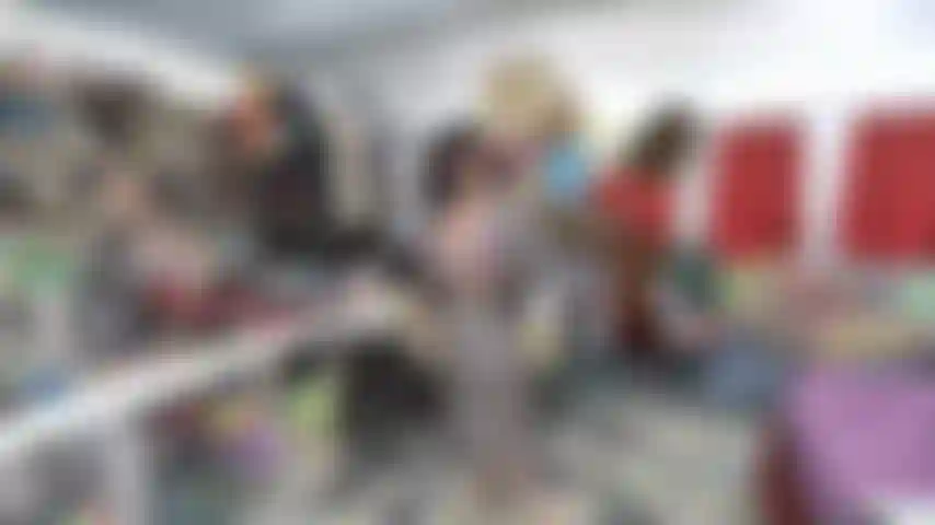 Parrucca_marrone e guantoni da boxe.