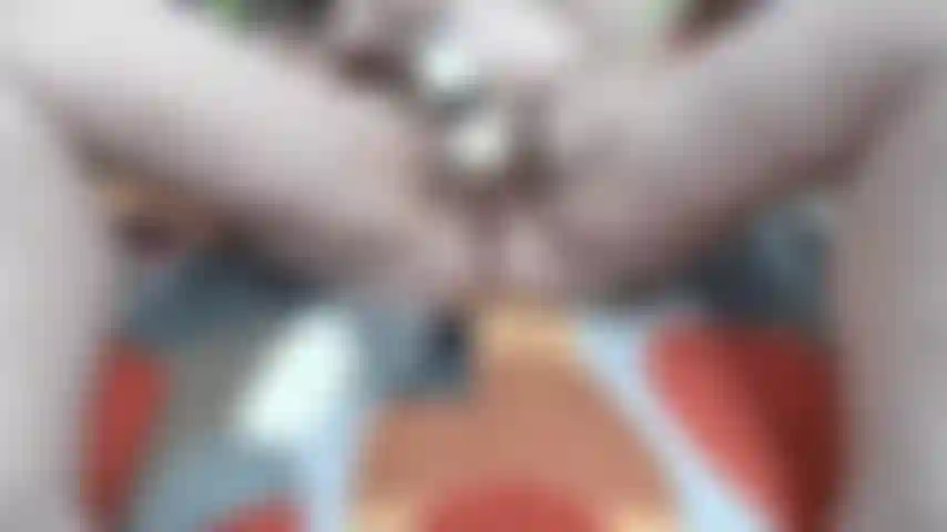 Punto di vista di una figa che usa una bacchetta magica e geme solo e allarga la figa aperta alla fine.