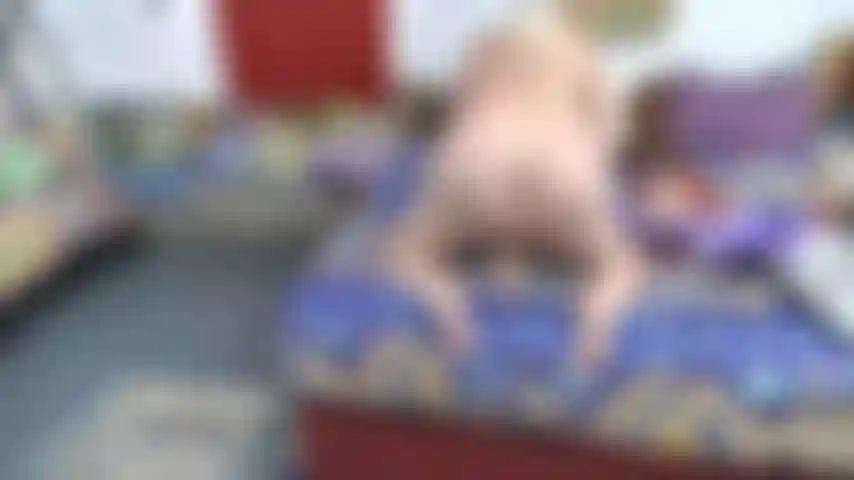 Reverse_cowgirl_con_le_piante_dei_piedi_che_scopa_la_mia_figa_con_un_giocattolo,_parla_da_milf_calda.