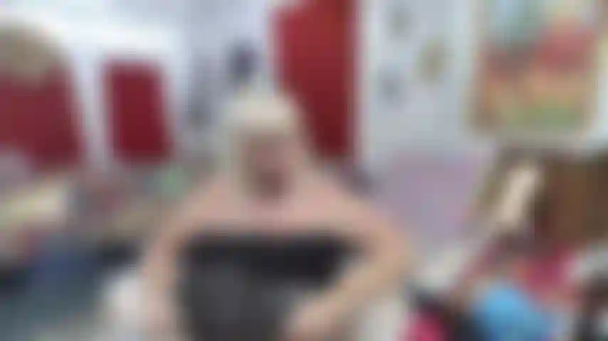 Corsetto_in_pelle_nera,_mutandine,_tacchi_alti_provocanti---tette_e_culo_divaricato_aperto_per_il_mio_sporco_ragazzo.