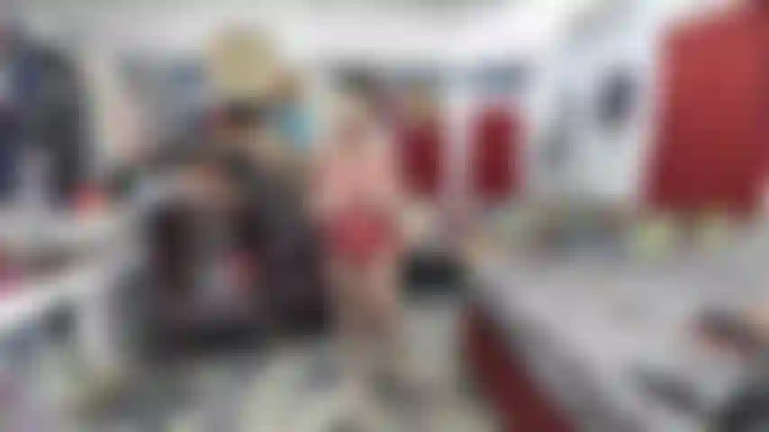 Una casalinga che cerca di mantenere il lavoro di mio marito, in topless con le tette, oh, il tuo cazzo è troppo grande, mi dispiace, immagino che perderà il lavoro.