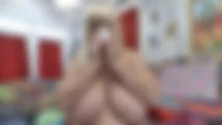 Starnutisci, soffia il naso, tosse con le tette pendenti.