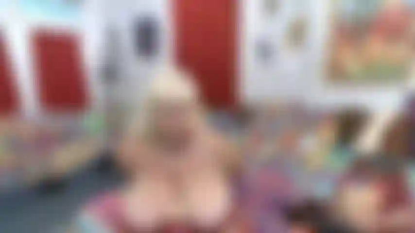 Che appendono le tette e strokimg_lungo_bianco_giocattolo con la mano.