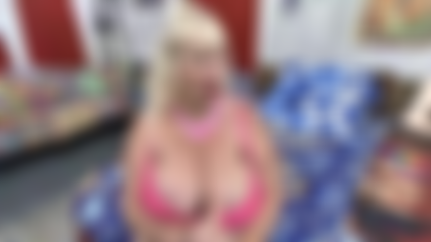 Nessuna nuda---teaser_video_reggiseno_e_giocattolo_da_masturbazione_con_mano.