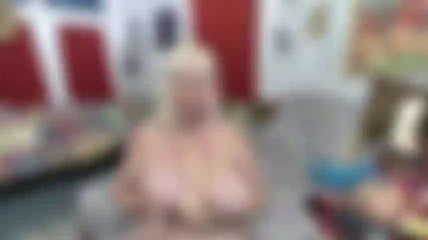 Che spruzza giocattolo bianco su faccia e tette---parole sporche.