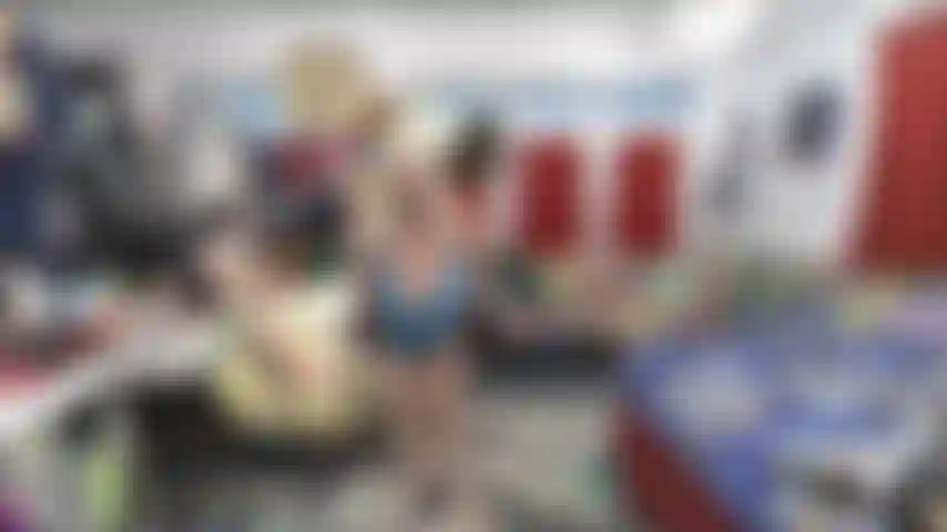 Larryb: abito, mostro le tette, twerking il culo, giro sul giocattolo da cowgirl al contrario, missionaria, baci.