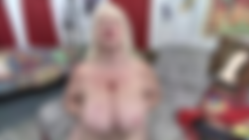 Tette_mosse_tra_le_mani e_pendenti_---un_giocattolo_bianco_che_scopa_le_spalle_con_rossetto_rosso--la_pancia---la_fica_divarica_aperta_con_parole_sporche.