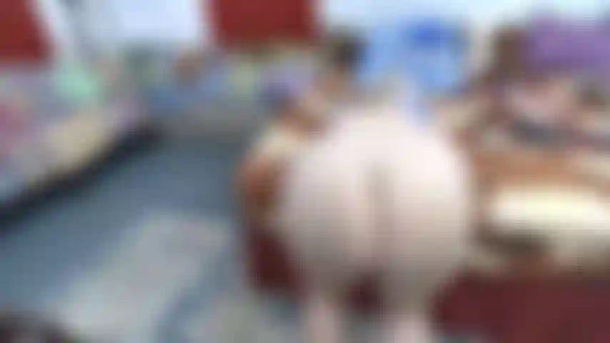 Che fa saltellare il suo grande culo nudo e rotondo e ti incoraggia.