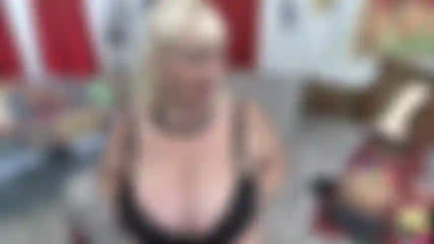 Non nuda, mi strofino il reggiseno, ti incoraggio mentre masturbo un giocattolo bianco.