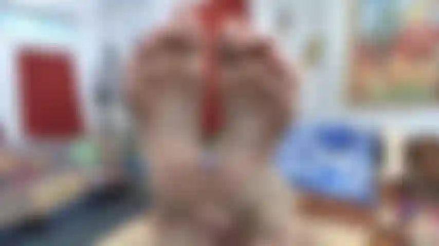 Solo pov_of_soles_wrinkled_feet.