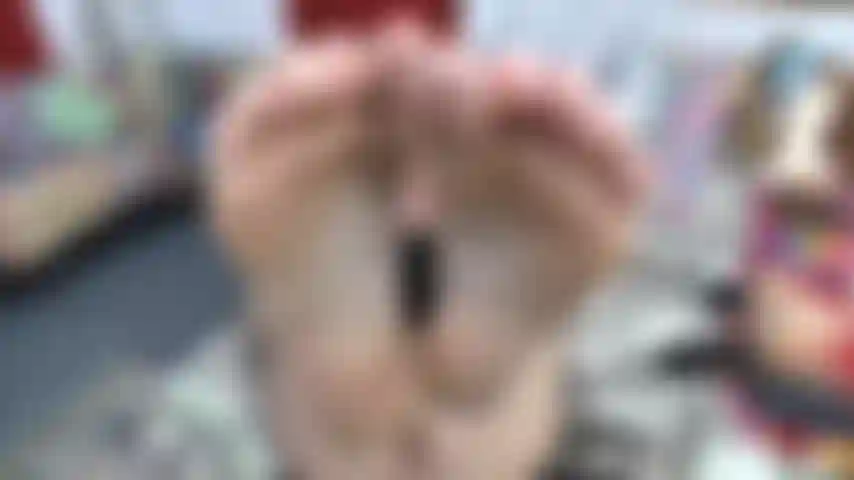 Piedi, piedi e figa con incoraggiamento.