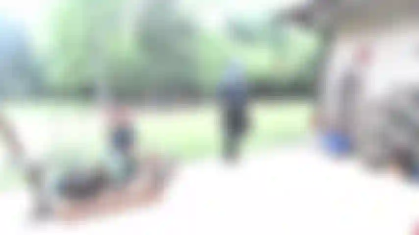 Che si masturba con il suo strapon e finisce tra le piante in giardino.