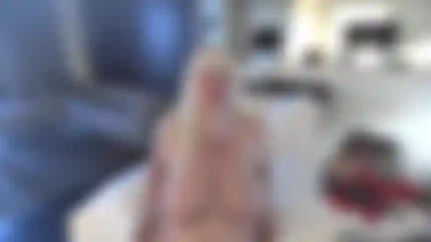 Seduta mostrando il viso e lasciando pendere le tette---a quattro zampe di fronte alla cam così le tette pendono--dandoti incoraggiamento.
