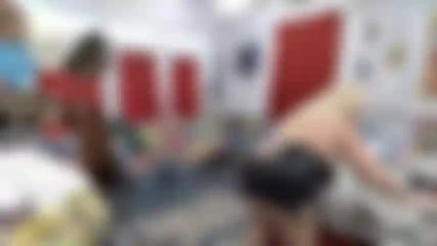 Vestito nero, tette, una bambola gonfiabile libera.