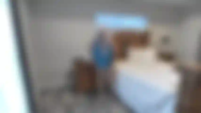 Interpreto il ruolo del mio amante che ha una relazione: gli prendo a calci le palle, in posa, in topless.