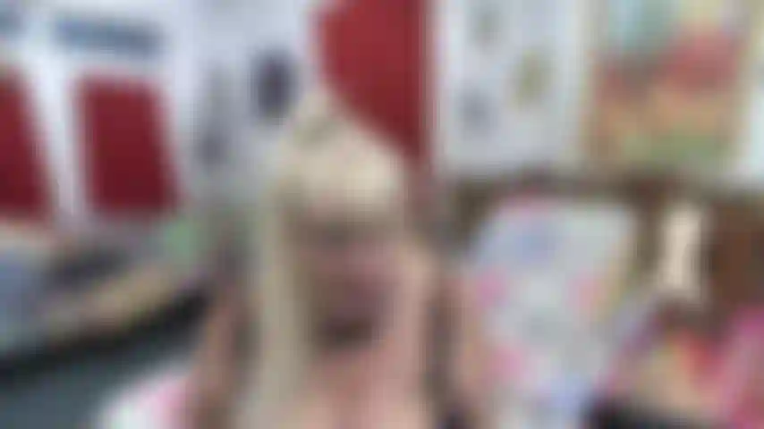 Matrigna, che scopa la sua matrigna con gli stivali neri e che scopa la sua figa con un giocattolo bianco.