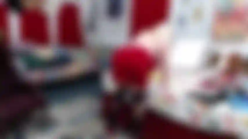 Vestito rosso, calze autoreggenti nere, tacchi alti rossi---mi alzo e ti provoco con il vestito----mi sdraio, tiro fuori le tette e mi scopo la figa con un giocattolo---lecco e succhio la punta del tacco alto.