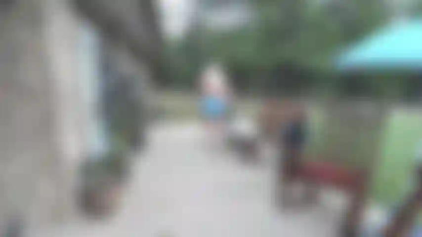 Tette, pancia, culo, che scopa la mia figa sulla sedia da giardino con le gambe divaricate.