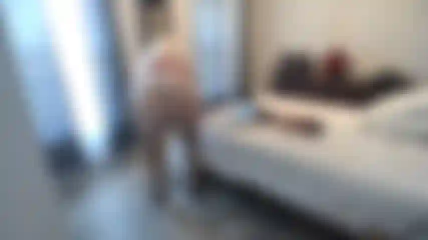 Con calze_abbronzate_e_tacchi_con_perizoma, che mostra_culo_e_figa_con_gambe_in_aria_e_pancia.