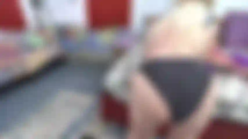 Adorazione_e_incoraggiamento_delle_mutandine_con_la_schiena_completa.