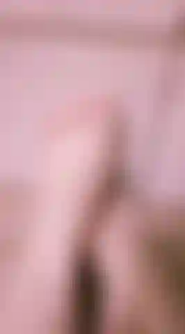 Gioco con le dita dei piedi.